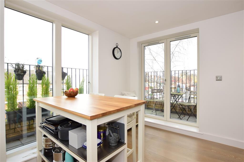 Lounge/Dining / Kitchen Area