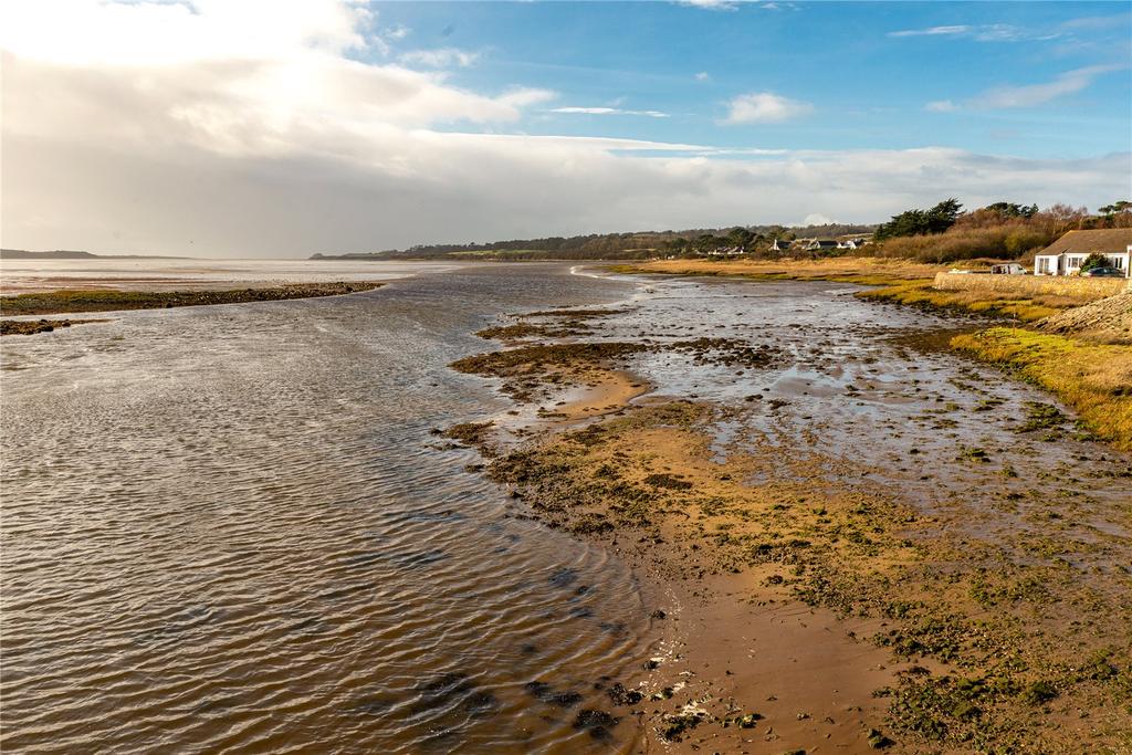 The Drive, Malltraeth, Anglesey, LL62 2 bed bungalow for sale £350,000