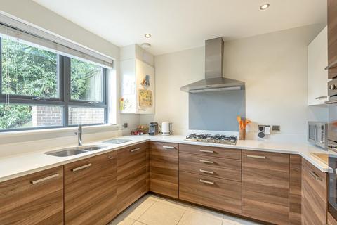 24 Hamlyn Gardens, London, SE19 2NX