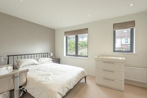 24 Hamlyn Gardens, London, SE19 2NX