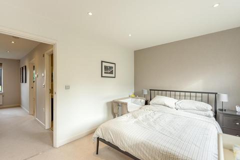 24 Hamlyn Gardens, London, SE19 2NX