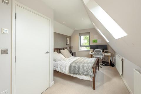 24 Hamlyn Gardens, London, SE19 2NX