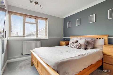 44 Arneways Avenue, Romford, RM6 5LX