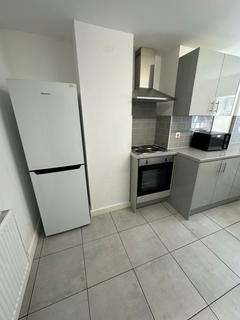 6 bedroom terraced house to rent, Ebberston Terrace, Hyde Park, Leeds, LS6 1AU