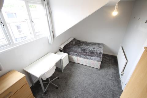 6 bedroom terraced house to rent, Ebberston Terrace, Hyde Park, Leeds, LS6 1AU