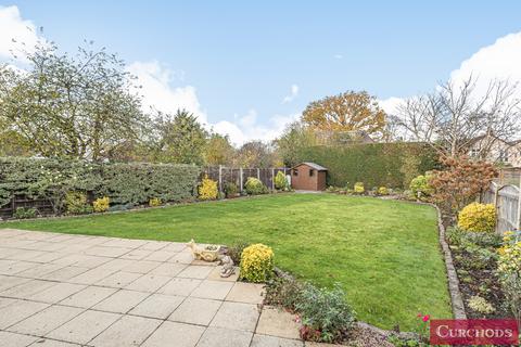 13 Barton Close, Shepperton, TW17 9AQ