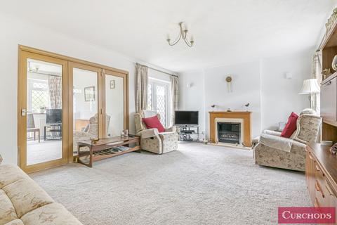 13 Barton Close, Shepperton, TW17 9AQ