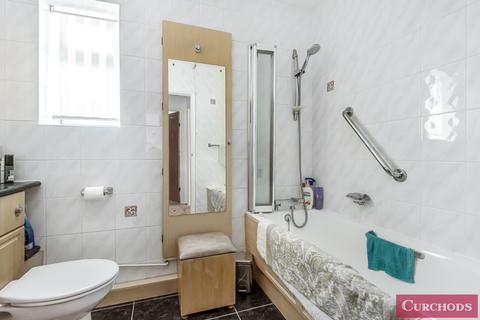 13 Barton Close, Shepperton, TW17 9AQ