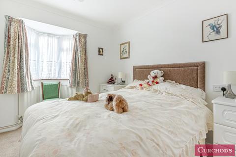 13 Barton Close, Shepperton, TW17 9AQ