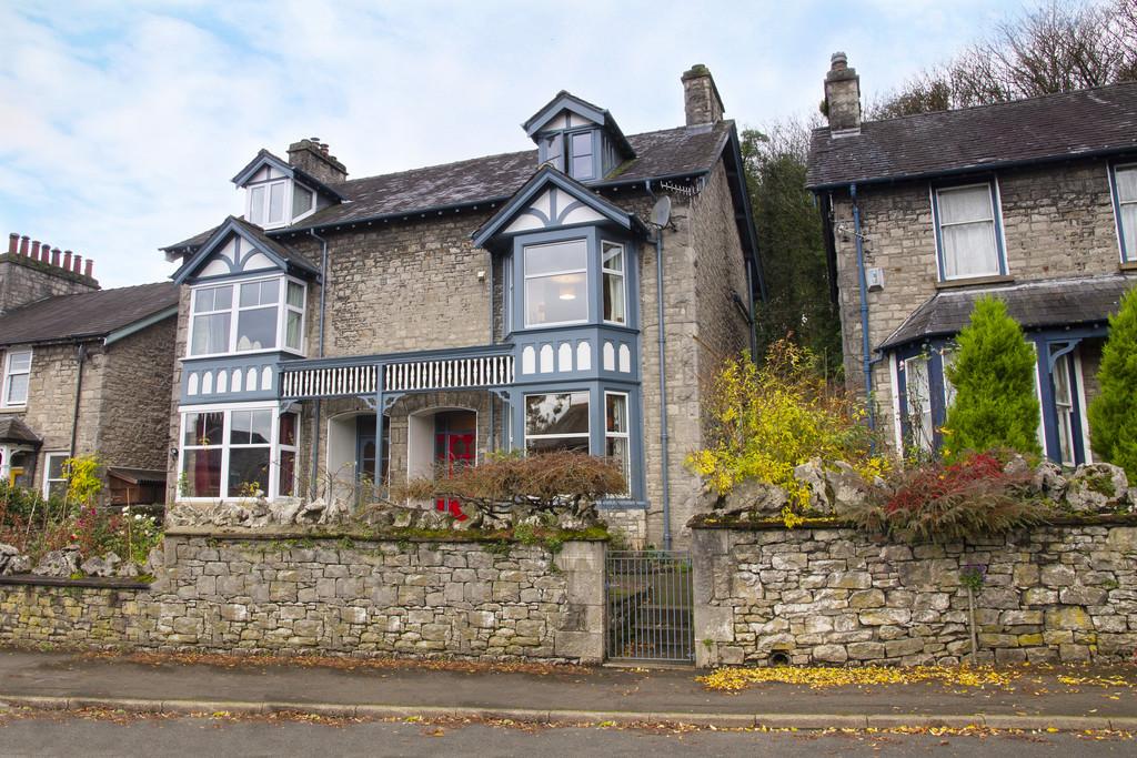 124 Burneside Road, Kendal, Cumbria LA9 4RZ 5 bed semidetached house £425,000