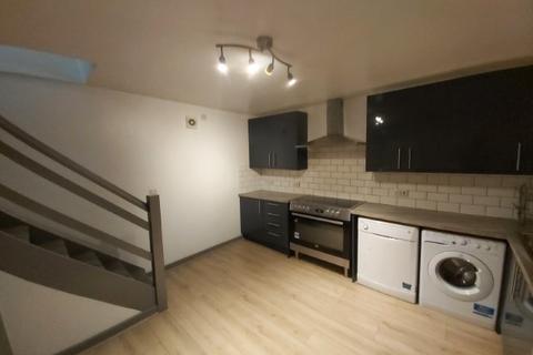 3 bedroom flat to rent, Royal Park Road, Hyde Park, LS6 1NH