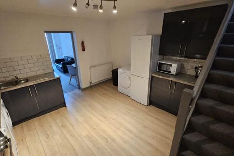 3 bedroom flat to rent, Royal Park Road, Hyde Park, LS6 1NH