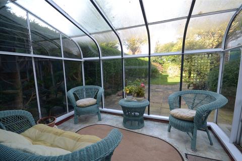 19 Balcombe Gardens, Horley, RH6 9BY