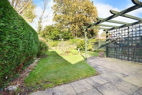 19 Balcombe Gardens, Horley, RH6 9BY