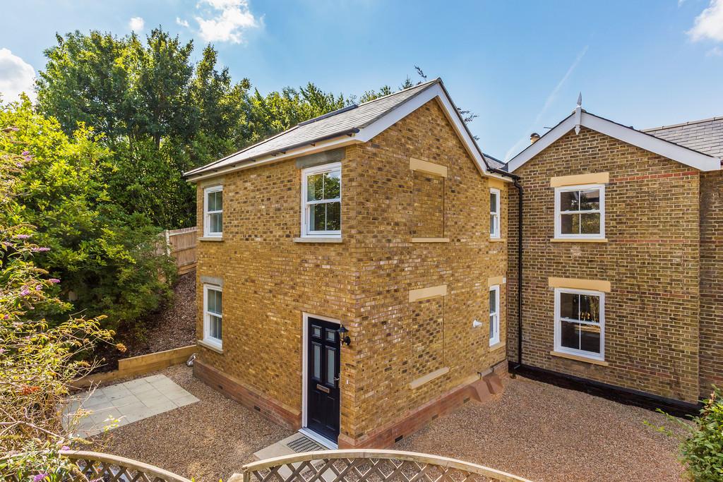 Randalls Road, Leatherhead 2 bed apartment £1,250 pcm (£288 pw)