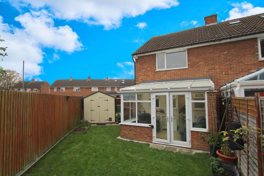 Stuart Road, Barton le Clay, Beds, MK45 4ND 2 bed semidetached house