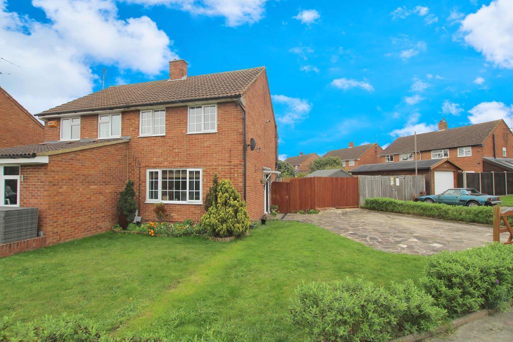 Stuart Road, Barton le Clay, Beds, MK45 4ND 2 bed semidetached house