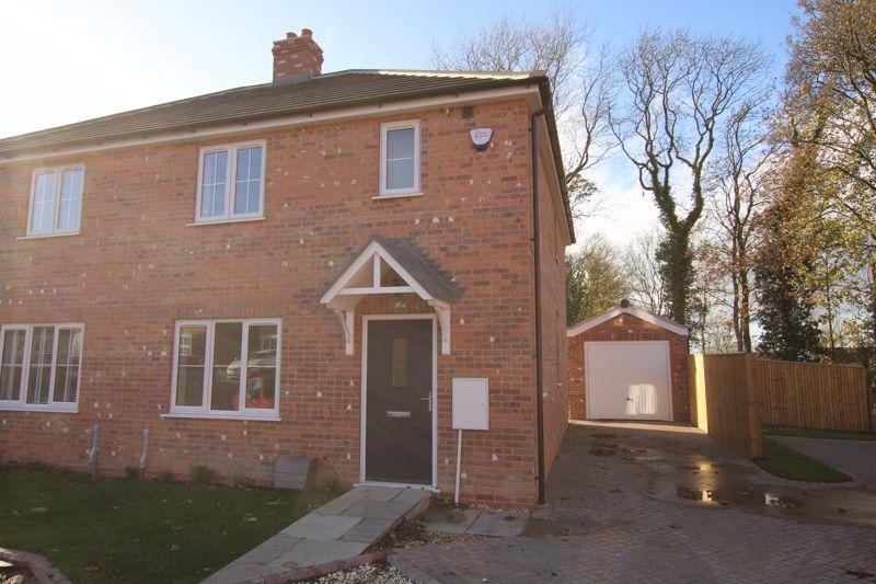 16 Beechcroft Drive, Kirton In Lindsey 3 bed semidetached house £875