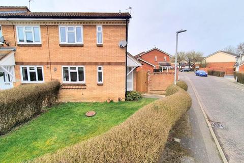 17 Fall Close, Aylesbury, HP19 9XR