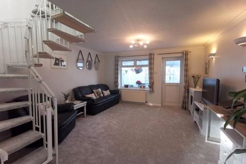 17 Fall Close, Aylesbury, HP19 9XR