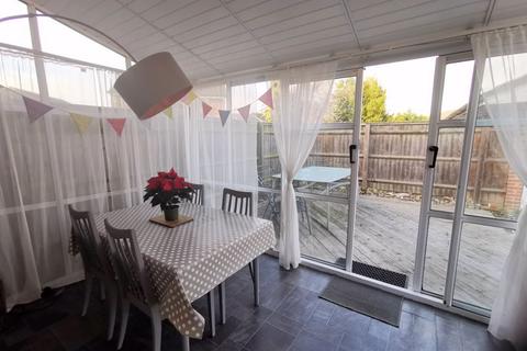 17 Fall Close, Aylesbury, HP19 9XR