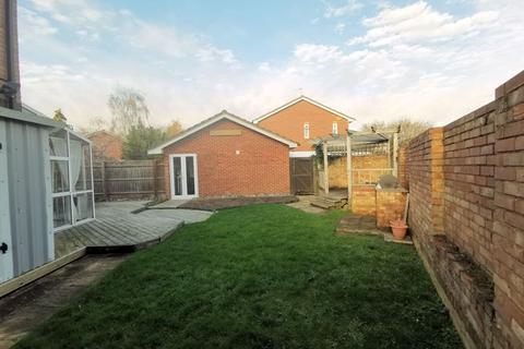 17 Fall Close, Aylesbury, HP19 9XR