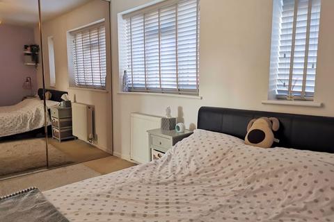 17 Fall Close, Aylesbury, HP19 9XR
