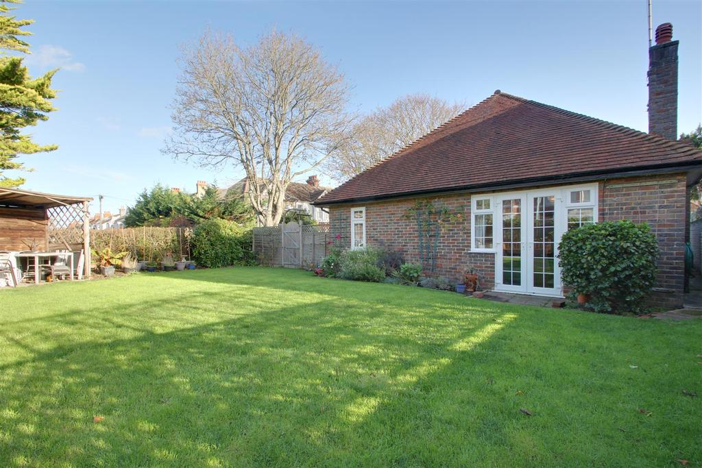 Rugby Road, Worthing 3 bed detached bungalow £550,000