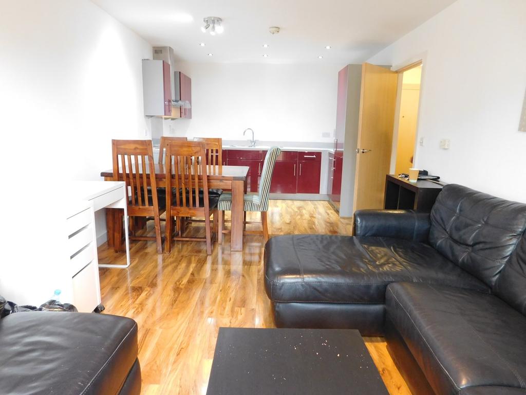 Taywood Road, Northolt, UB5 2 bed flat £300,000