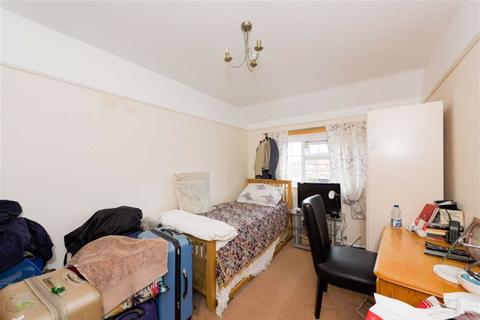 10 Parkhurst, Epsom, KT19 8QZ