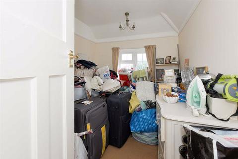 10 Parkhurst, Epsom, KT19 8QZ