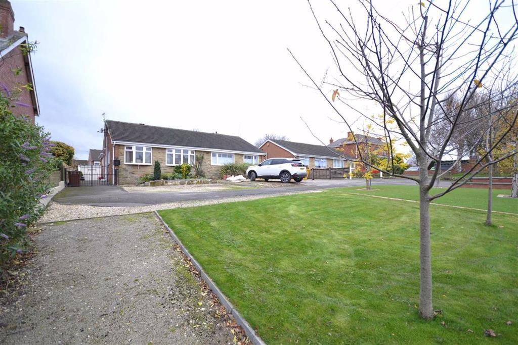 Leeds Road, Kippax, Leeds, LS25 2 bed semidetached bungalow £230,000