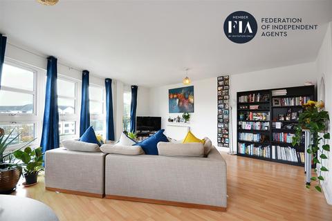 Flat 18, Rivers House Aitman Drive, Brentford, TW8 0ES