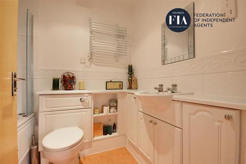 Flat 18, Rivers House Aitman Drive, Brentford, TW8 0ES