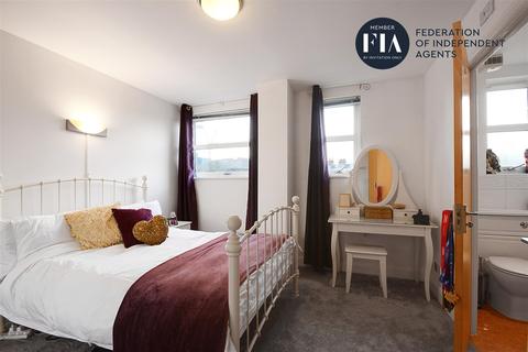 Flat 18, Rivers House Aitman Drive, Brentford, TW8 0ES