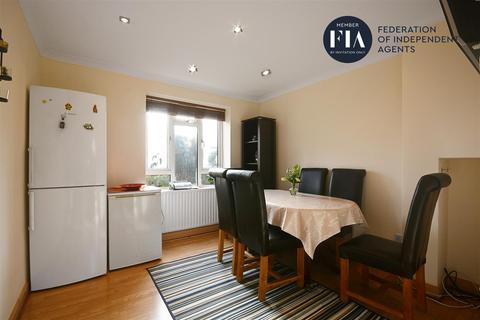 17 Hazel Close, Brentford, TW8 8NG