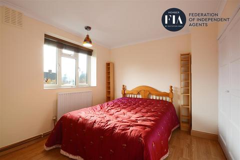17 Hazel Close, Brentford, TW8 8NG