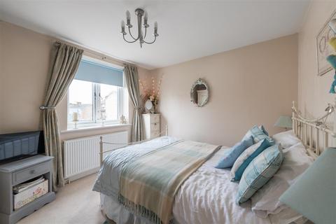 25 Allingham Road, Reigate, RH2 8HU