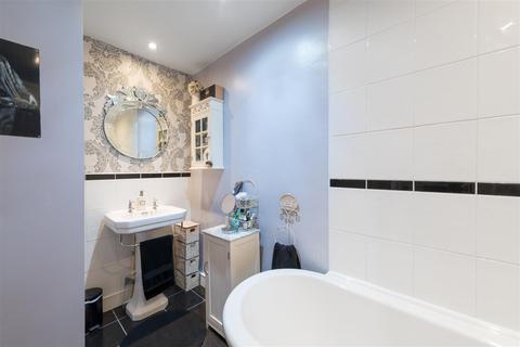 25 Allingham Road, Reigate, RH2 8HU