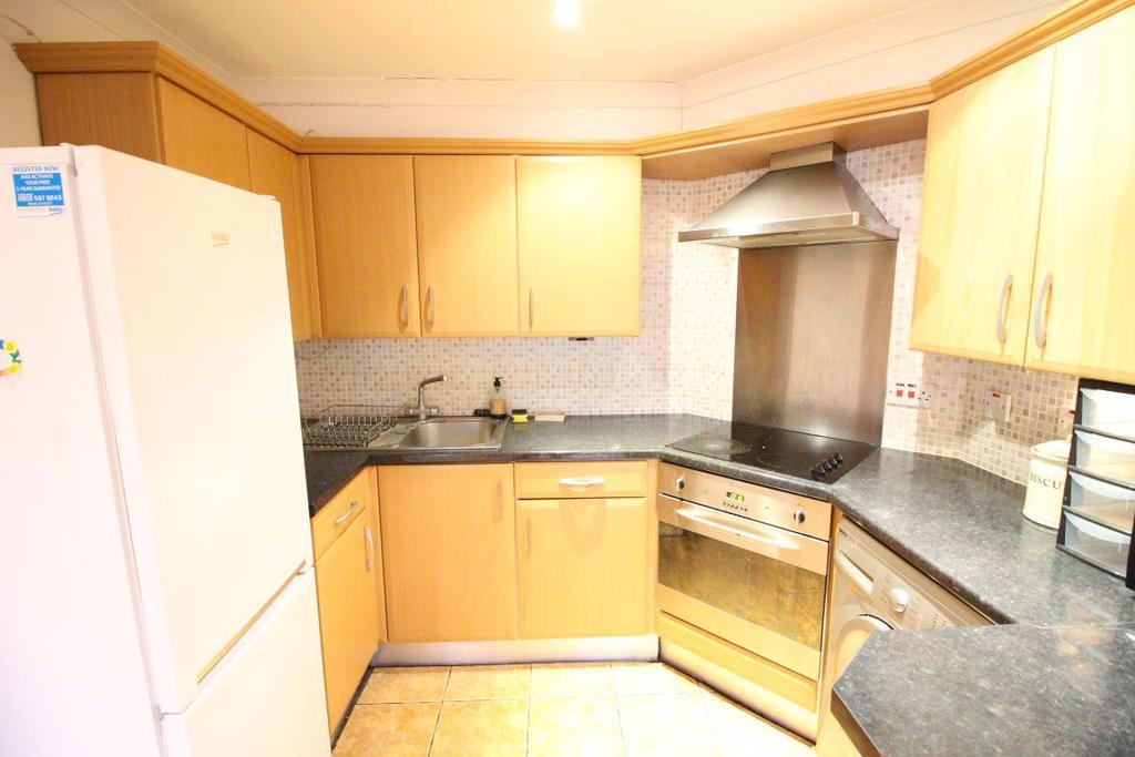 Parklands, Chiltern Avenue, Bushey 2 bed £1,295 pcm (£299 pw)