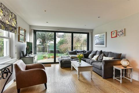 28 Howard Road, Reigate, RH2 7JE