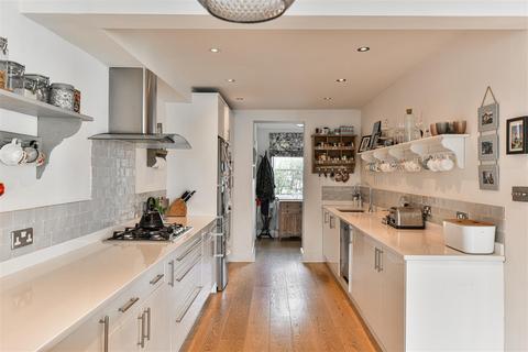 28 Howard Road, Reigate, RH2 7JE