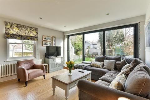 28 Howard Road, Reigate, RH2 7JE