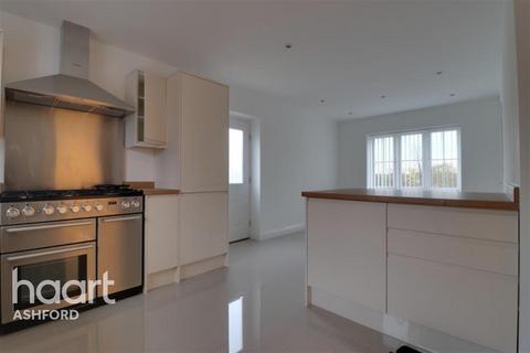 4 bedroom detached house to rent, Rutledge Avenue, TN25...