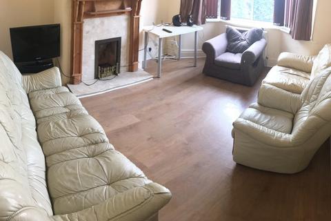 6 bedroom semi-detached house to rent, Leeshall Crescent, Manchester