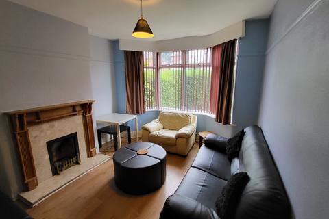 6 bedroom semi-detached house to rent, Leeshall Crescent, Manchester