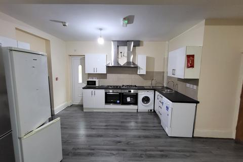 8 bedroom semi-detached house to rent, Egerton Road, Fallowfield