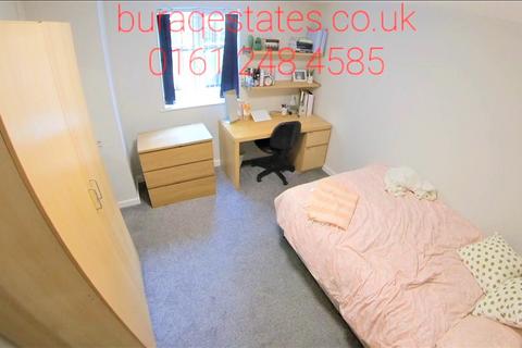 3 bedroom apartment to rent, Ladybarn Lane, Manchester m14 6nq