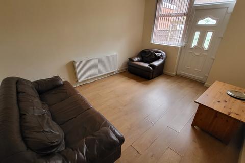 5 bedroom semi-detached house to rent, Leeshall Crescent, Manchester M14 6YA