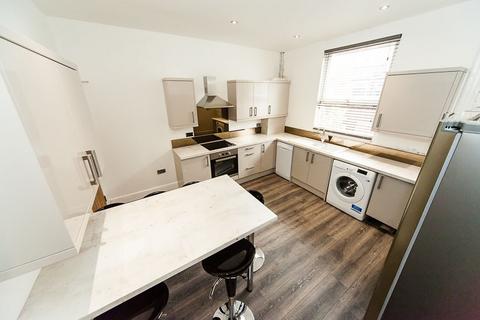 6 bedroom terraced house to rent, Burchett Grove, Woodhouse, Leeds, LS6 2JA